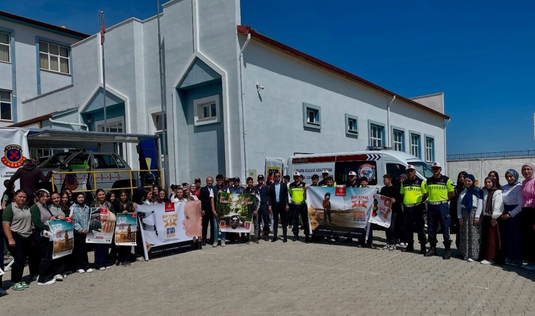 Trafik güvenliği konusunda farkındalık oluşturmak amacıyla Sinanpaşa Jandarma Trafik Timleri