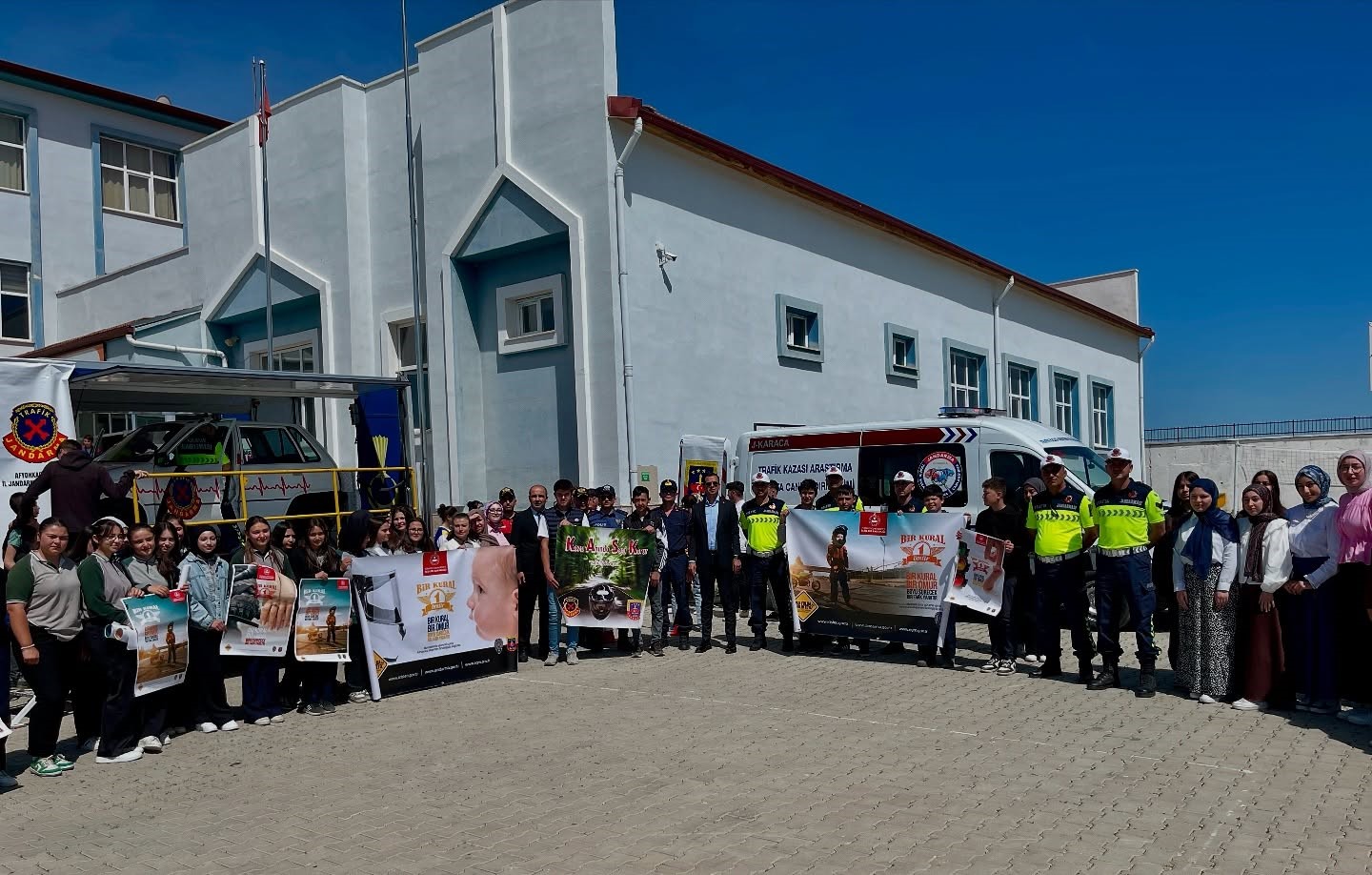 Trafik güvenliği konusunda farkındalık oluşturmak amacıyla Sinanpaşa Jandarma Trafik Timleri
