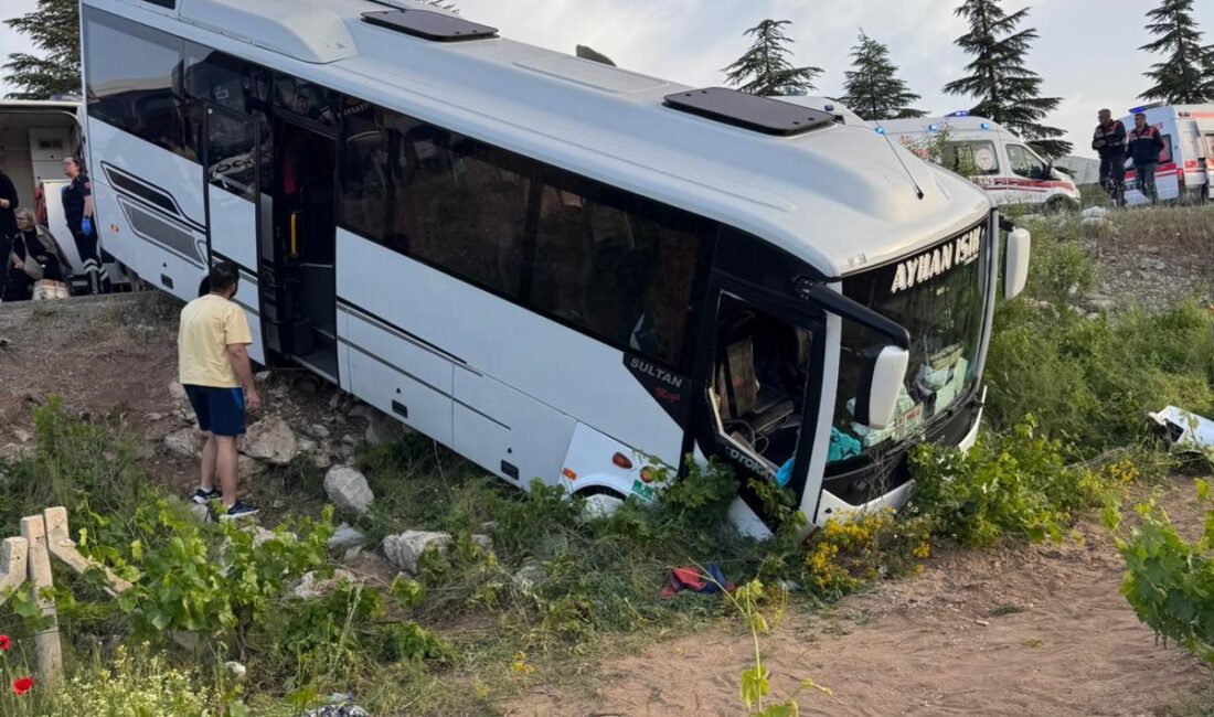 Isparta-Afyonkarahisar Karayolu'nda iki otobüsün çarpışması sonucu meydana gelen kazada biri