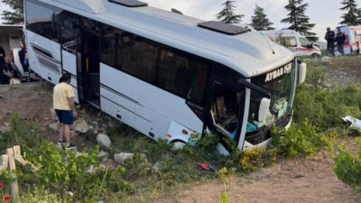 Isparta-Afyonkarahisar Karayolu'nda iki otobüsün çarpışması sonucu meydana gelen kazada biri