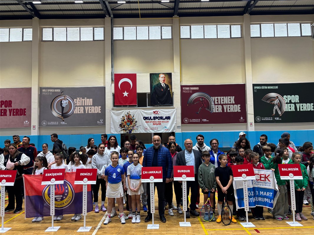 Gençlik Haftası kapsamında düzenlenen Okul Sporları Minikler ve Küçükler Tenis