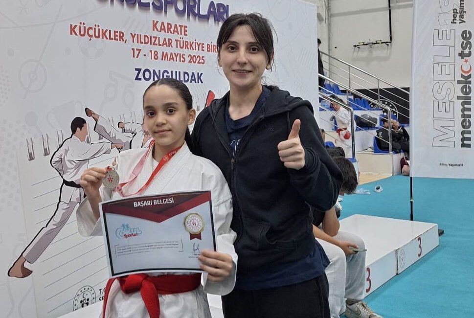 Zonguldak'ta düzenlenen Orta Öğretimler Arası Türkiye Karate Şampiyonası, Afyonkarahisar'a büyük