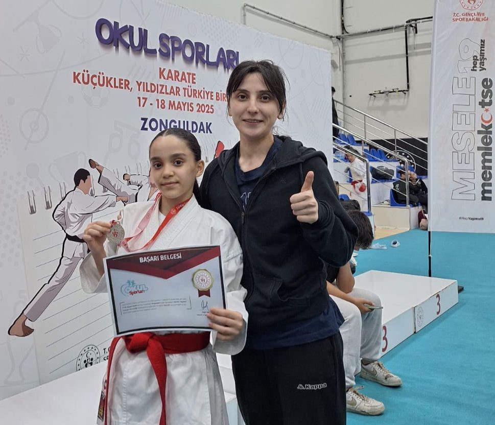 Zonguldak'ta düzenlenen Orta Öğretimler Arası Türkiye Karate Şampiyonası, Afyonkarahisar'a büyük