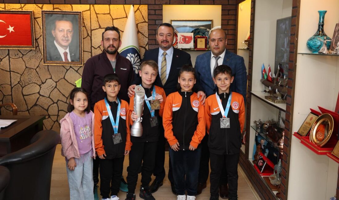 Türkiye Karate Şampiyonası’nda Sandıklı’yı temsil eden Yıldız Spor Kulübü sporcuları,