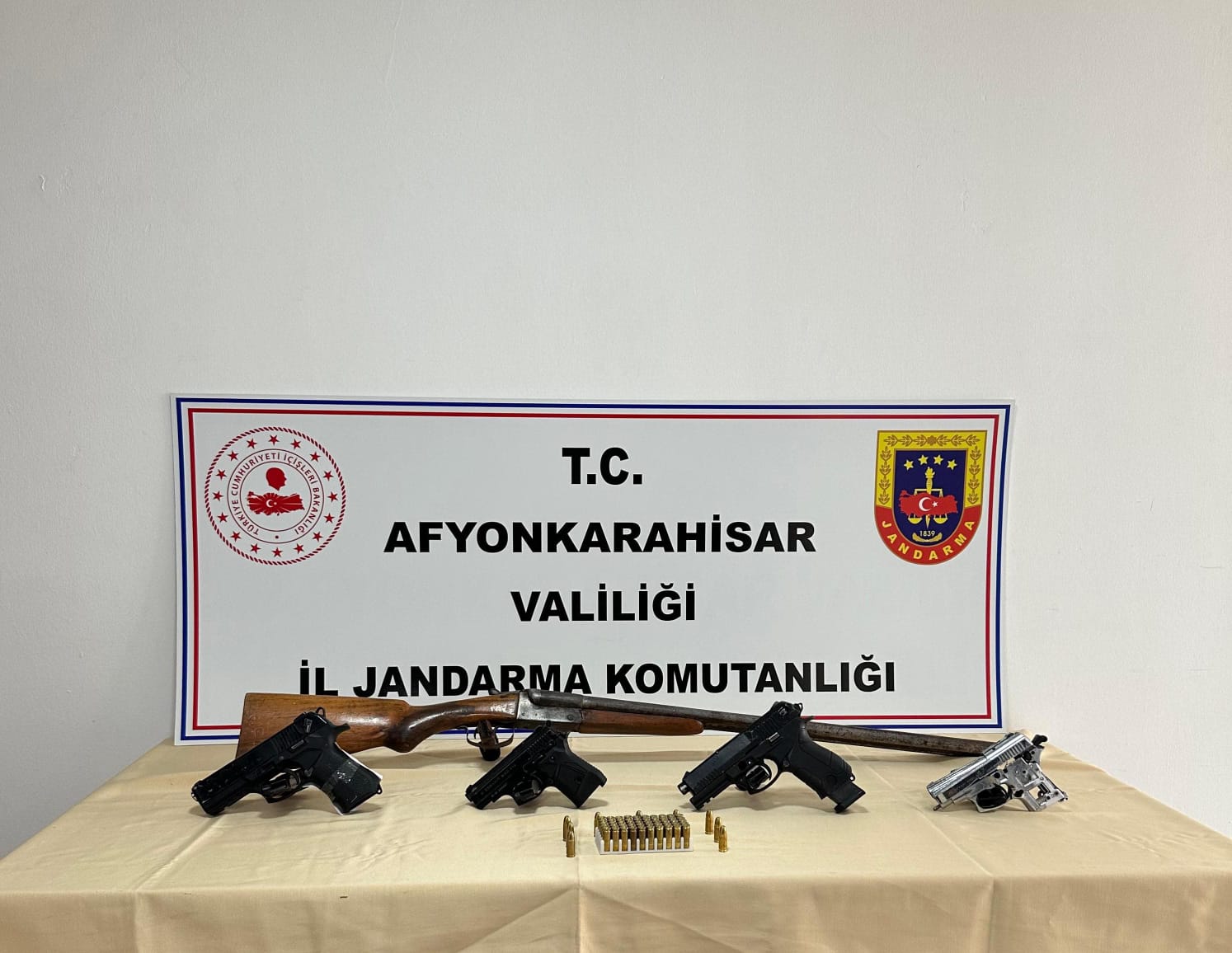 Afyonkarahisar İl Jandarma Komutanlığı ekipleri, Çayırbağ beldesinde meskun mahalde, söz,