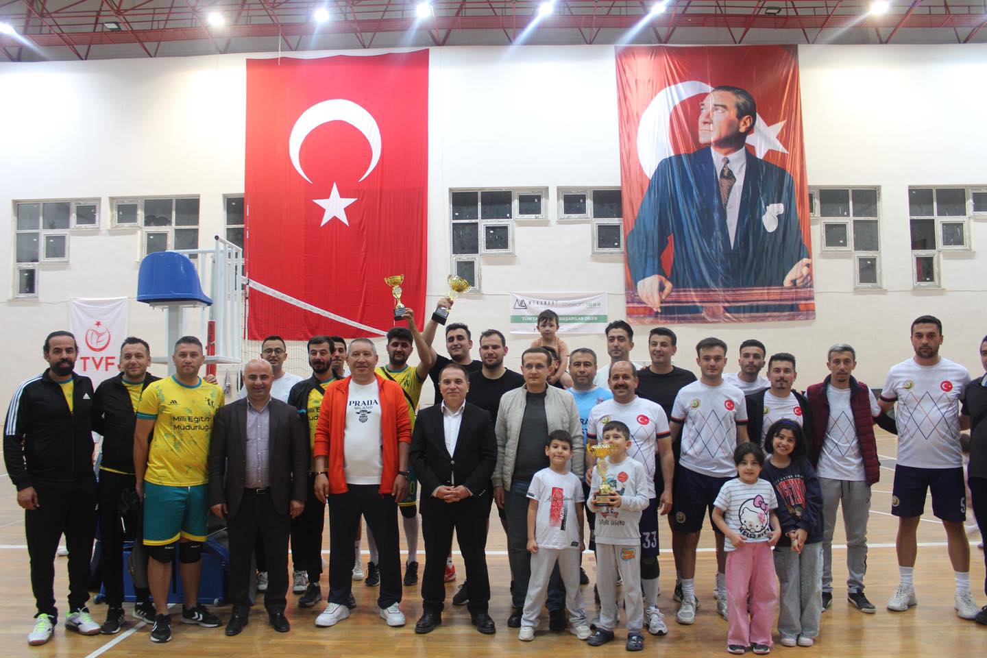 Dinar Kaymakamlığı ve Dinar Belediyesi’nin ortaklaşa düzenlediği “Kurumlar Arası Voleybol
