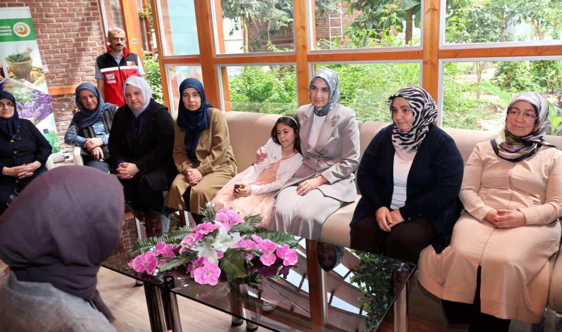 Afyonkarahisar Valisi Kübra Güran Yiğitbaşı, Anneler Günü dolayısıyla Aile ve