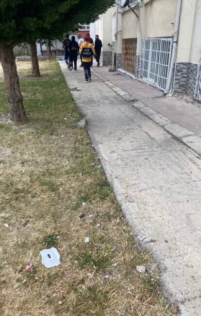 Ankara’nın Polatlı ilçesinde bir kadın sabah saatlerinde cam sildiği sırada
