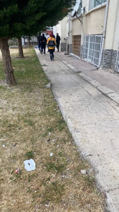 Ankara’nın Polatlı ilçesinde bir kadın sabah saatlerinde cam sildiği sırada