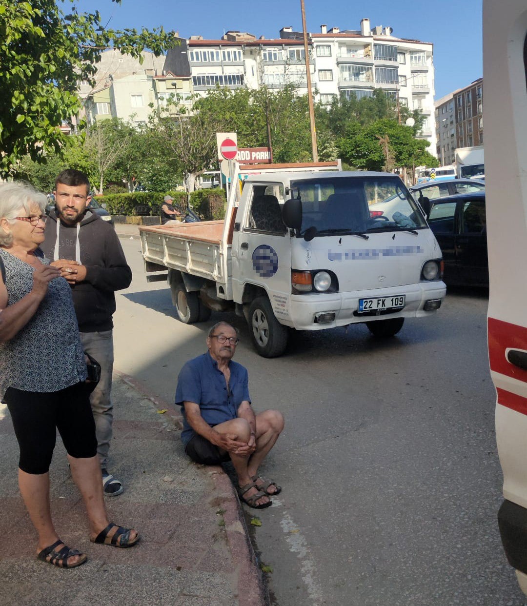 Edirne’nin Keşan ilçesinde meydana gelen trafik kazasında, yolun karşısına geçmeye