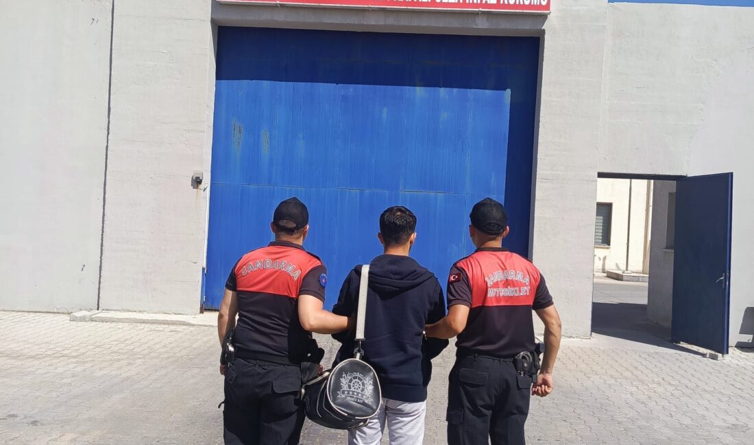 Afyonkarahisar İl Jandarma Komutanlığı ekipleri, hakkında kesinleşmiş hapis cezası bulunan