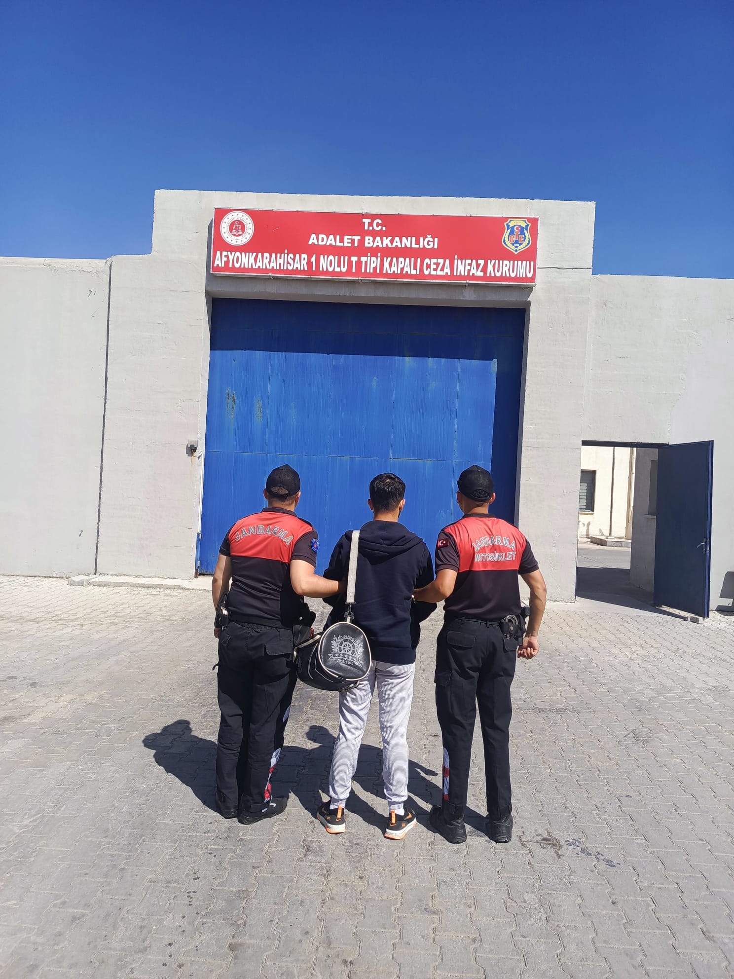 Afyonkarahisar İl Jandarma Komutanlığı ekipleri, hakkında kesinleşmiş hapis cezası bulunan