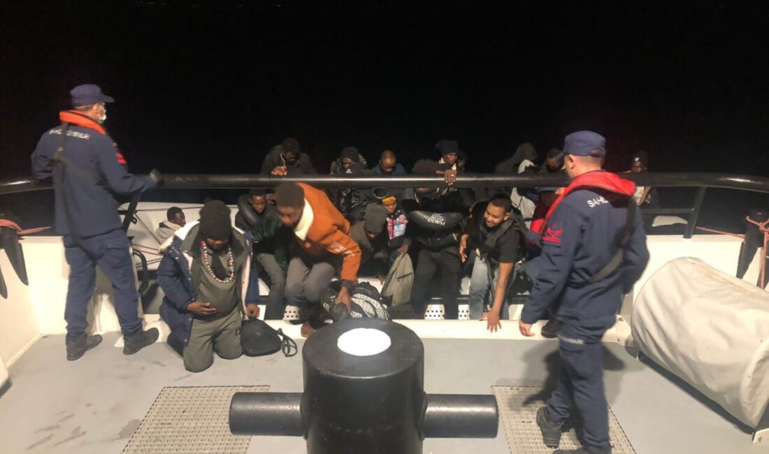 İzmir'in Dikili ilçesi açıklarında 28 düzensiz göçmen yakalandı.