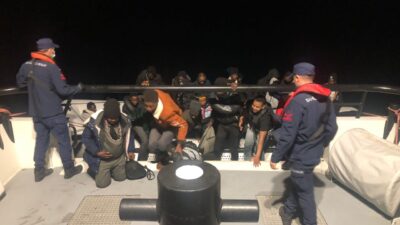 İzmir'in Dikili ilçesi açıklarında 28 düzensiz göçmen yakalandı.