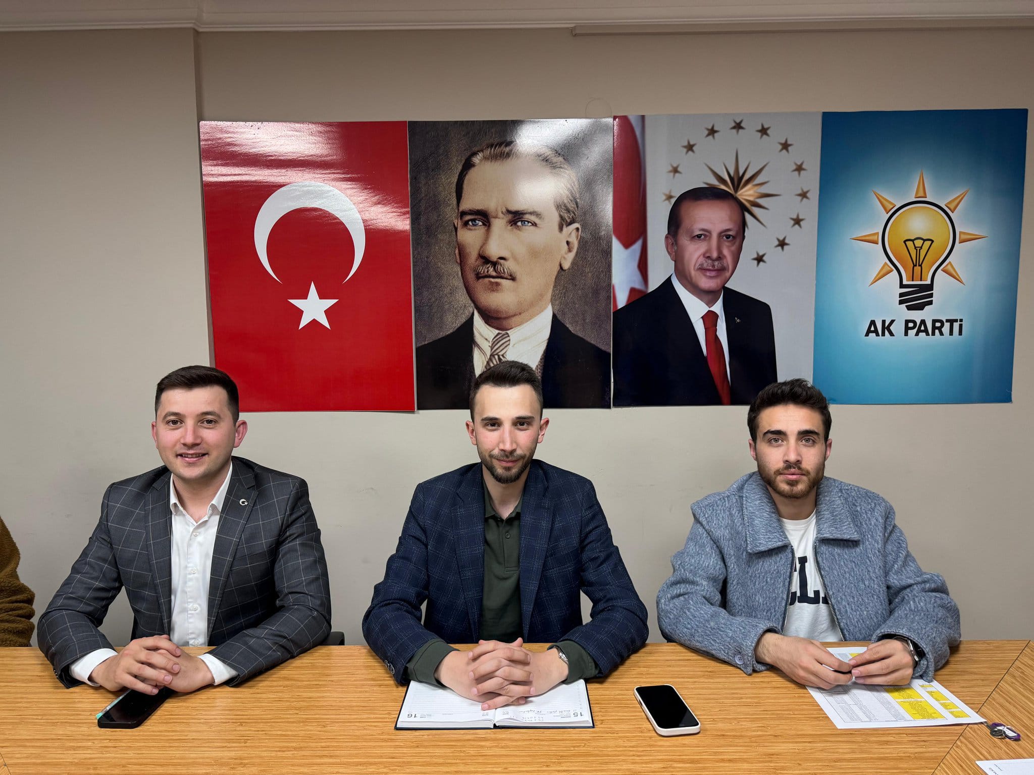 
AK Parti Afyonkarahisar İl Gençlik Kolları üyeleri, AK Parti Genel