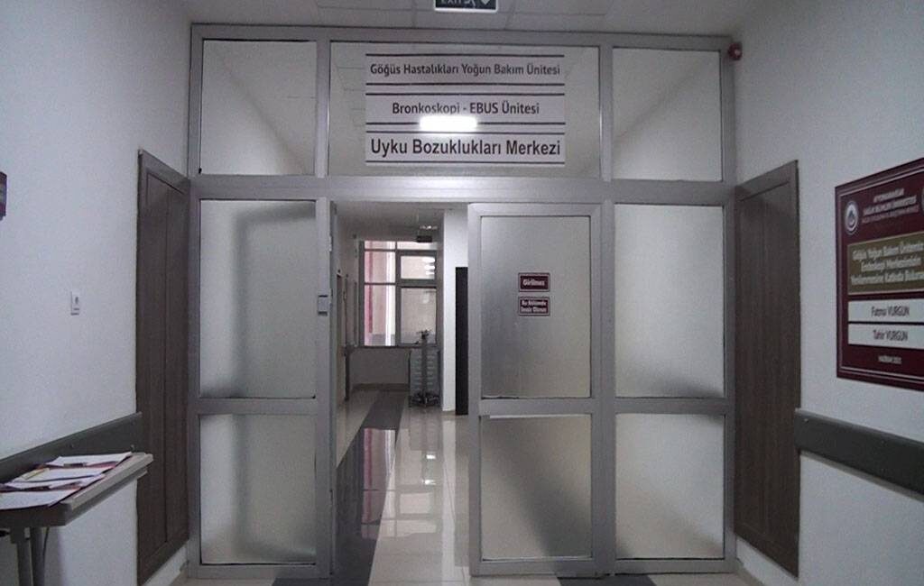 Badem yerken akciğerine kaçıran kişinin ameliyatı, AFSÜ Hastanesi’nde başarıyla yapıldı.