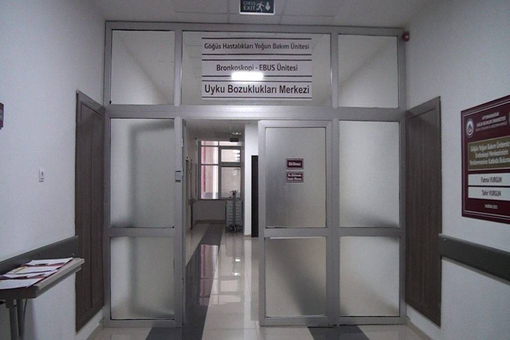 Badem yerken akciğerine kaçıran kişinin ameliyatı, AFSÜ Hastanesi’nde başarıyla yapıldı.