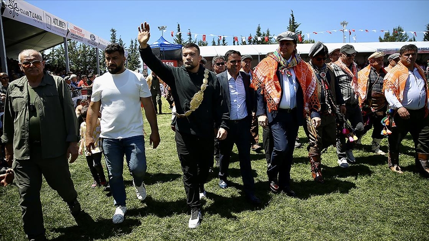 Muğla'nın Fethiye ilçesinde düzenlenen 3. Mustafa Kiremitli Yağlı Güreşleri'nin başpehlivanı
