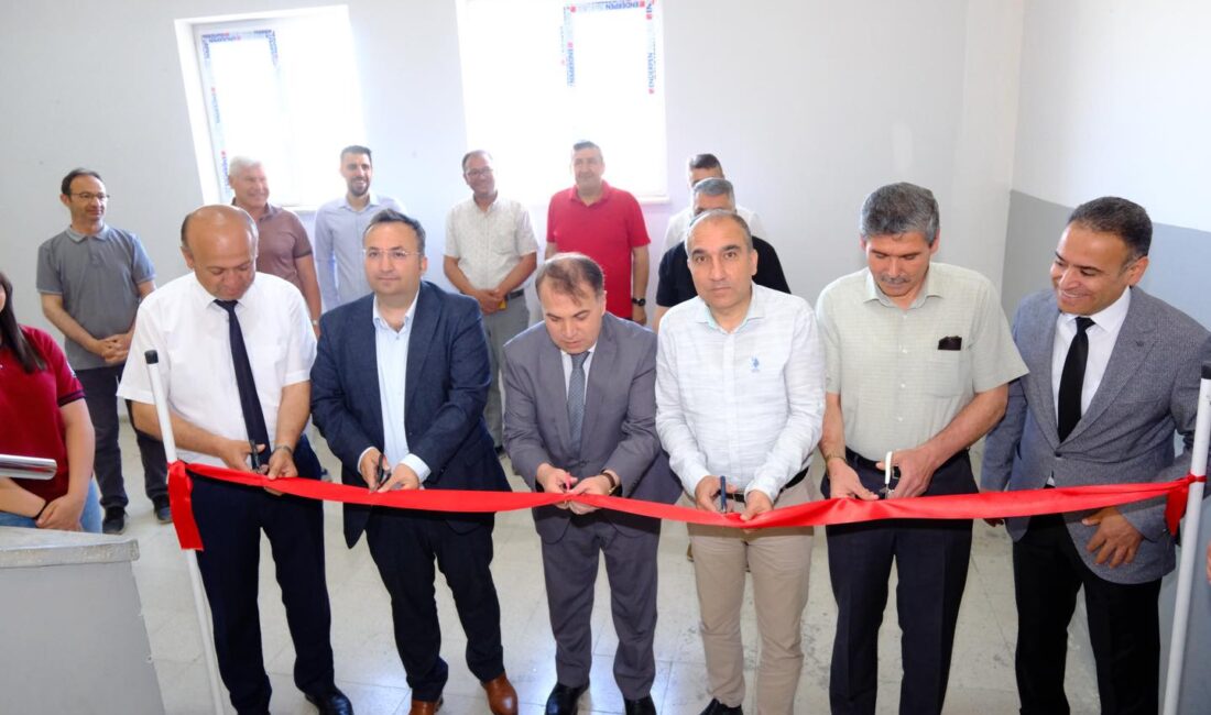 Dinar’da resim sergisi açıldı Dinar Yavuz Sultan Selim Anadolu Lisesi öğrencilerinin yıl boyunca hazırladığı