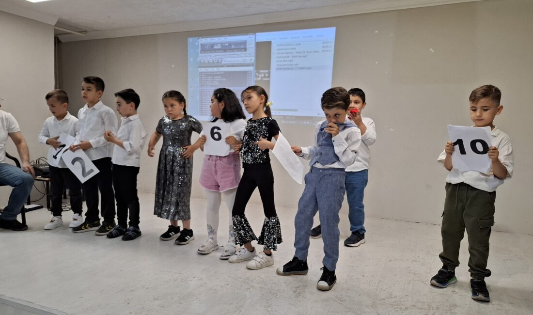 Afyonkarahisar’daki Fatih İlkokulu 1/D sınıfı öğrencileri, yıl sonu etkinliklerinde Okuma