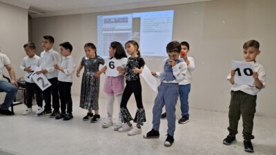 Afyonkarahisar’daki Fatih İlkokulu 1/D sınıfı öğrencileri, yıl sonu etkinliklerinde Okuma