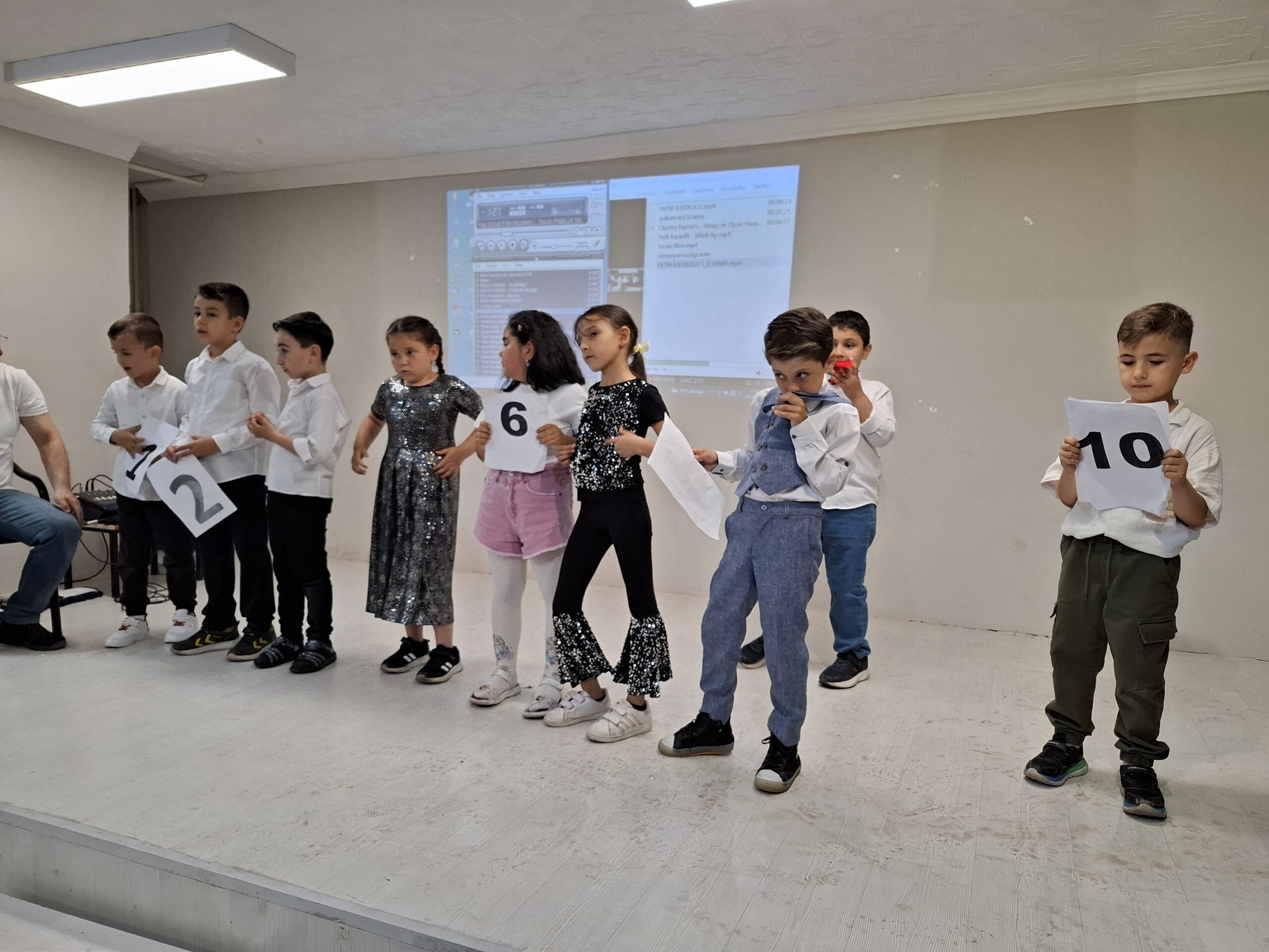 Afyonkarahisar’daki Fatih İlkokulu 1/D sınıfı öğrencileri, yıl sonu etkinliklerinde Okuma