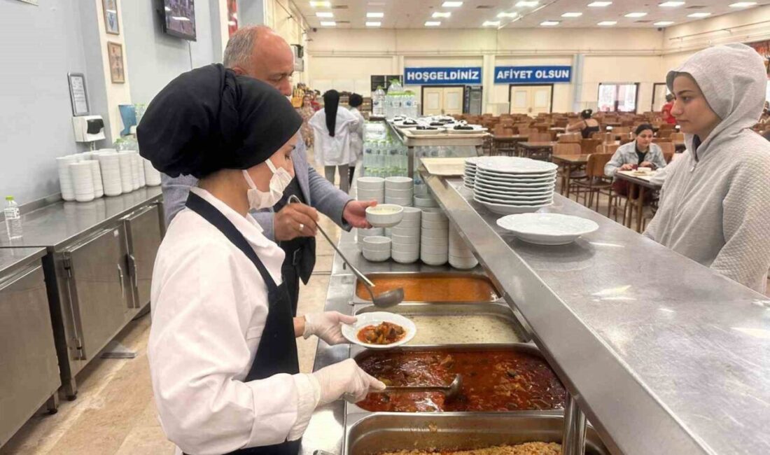 Afyonkarahisar’da öğrenci yurtlarında kalan üniversite öğrencilerine kentin yöresel lezzetlerinden keşkek