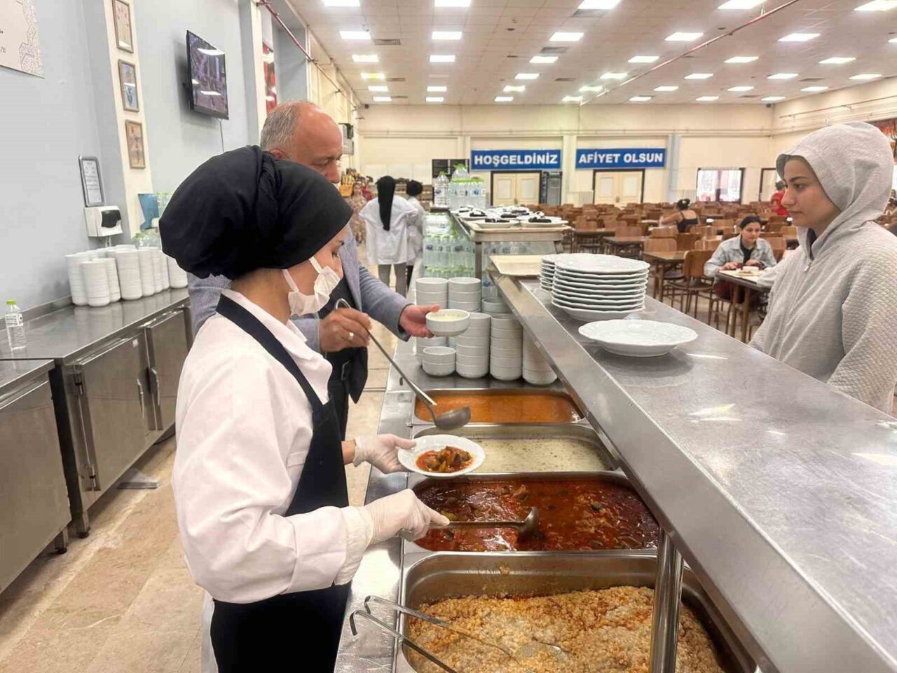 Afyonkarahisar’da öğrenci yurtlarında kalan üniversite öğrencilerine kentin yöresel lezzetlerinden keşkek