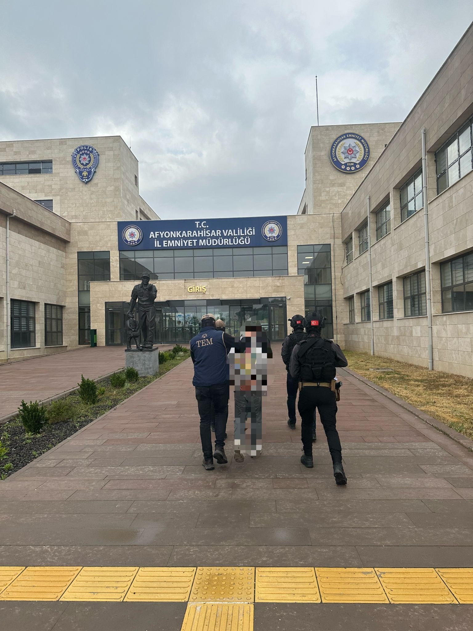 Afyonkarahisar'da polis tarafından gerçekleştirilen operasyonda, DEAŞ terör örgütü ile bağlantılı
