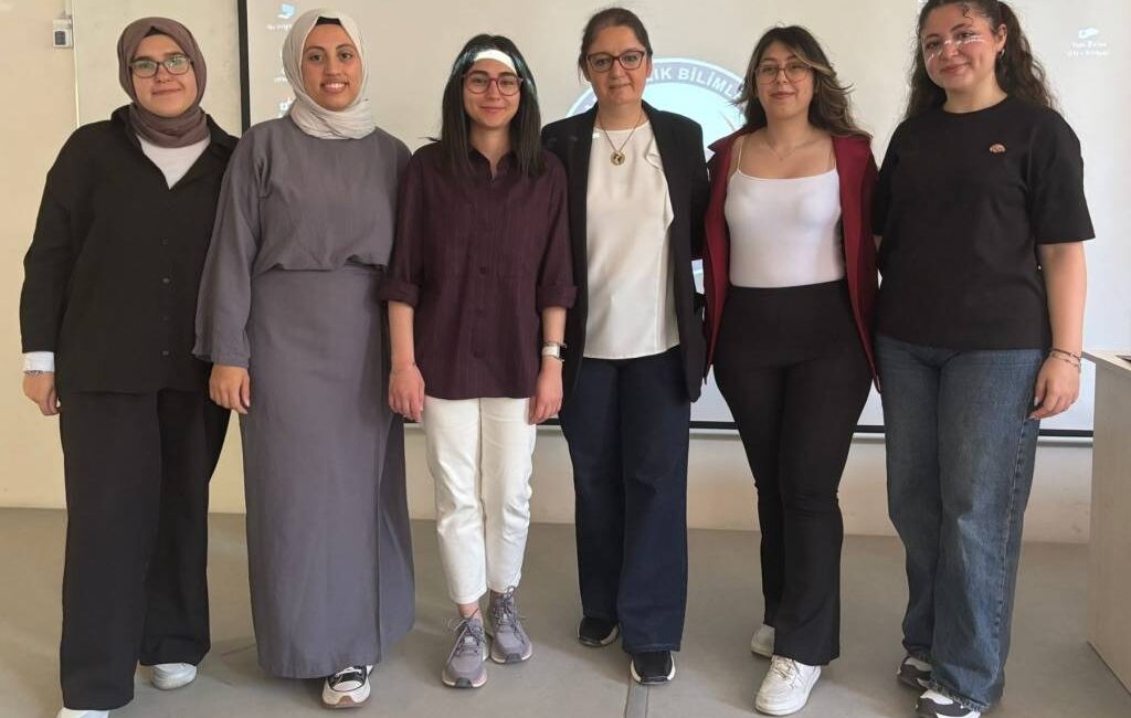 AFSÜ Eczacılık Fakültesinde gerçekleştirilen etkinlikte, öğrenci katılımlı bilimsel araştırma kültürü