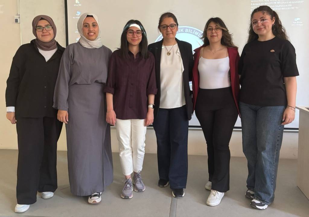 AFSÜ Eczacılık Fakültesinde gerçekleştirilen etkinlikte, öğrenci katılımlı bilimsel araştırma kültürü