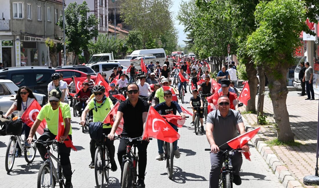 Afyonkarahisar’ın Çay ilçesinde düzenlenen “Pedallar Geleceğe Dönüyor” bisiklet turu, büyük