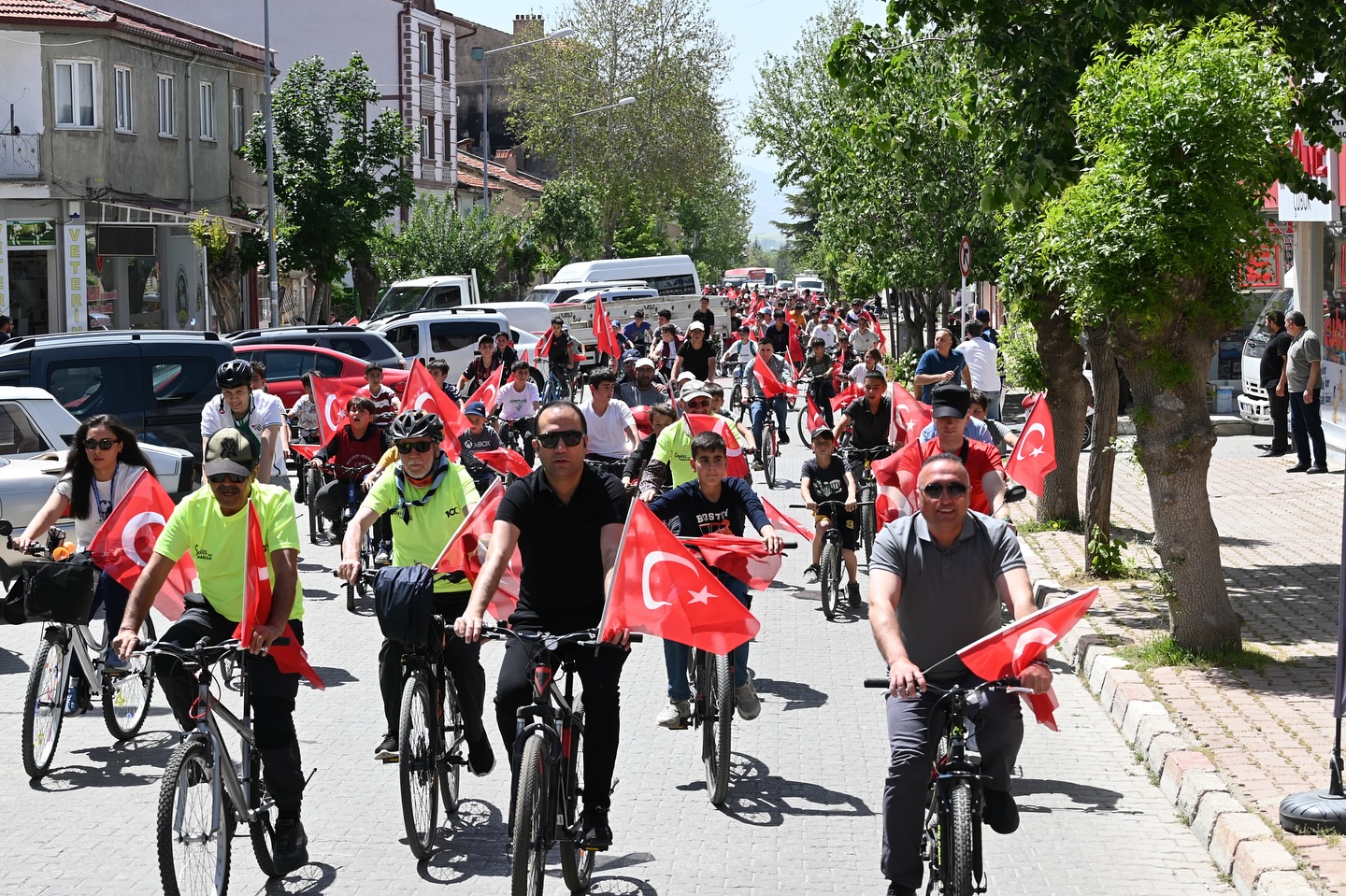 Afyonkarahisar’ın Çay ilçesinde düzenlenen “Pedallar Geleceğe Dönüyor” bisiklet turu, büyük