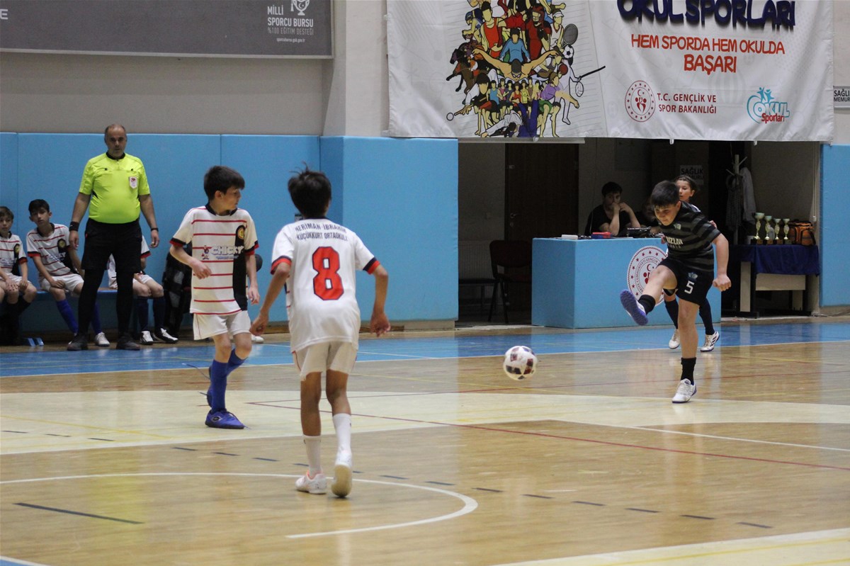 Okul Sporları Futsal Küçük Erkekler müsabakaları Tınaztepe Spor Salonu’nda tamamlandı.