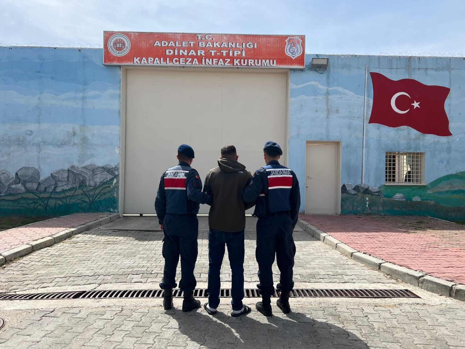 Afyonkarahisar’da hırsızlık suçundan 4 yıl 2 ay hapis cezasıyla aranan