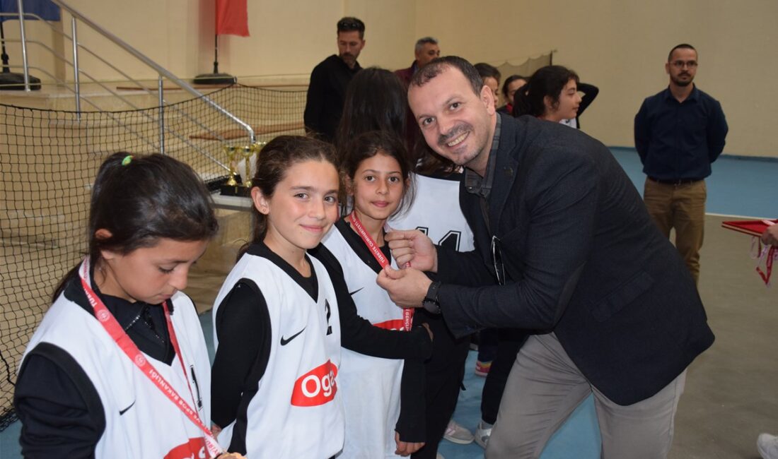 Kocatepe Spor Kompleksi'nde düzenlenen küçükler kız ve erkek kategorilerindeki kriket