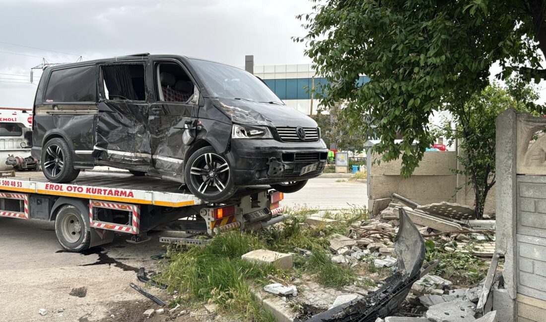 Afyonkarahisar’da minibüs ile kamyonetin çarpışması sonucu yaşanan trafik kazasında 9