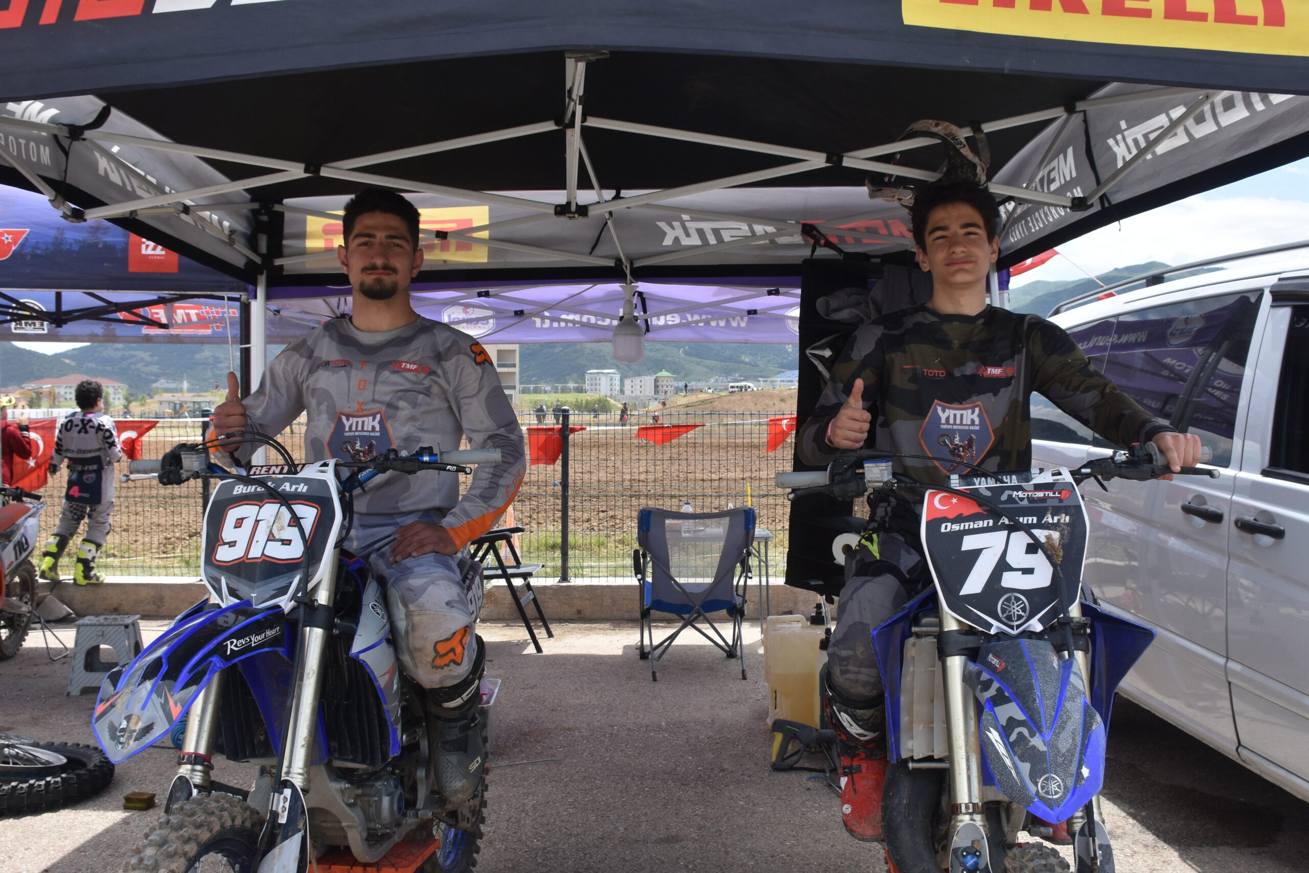 İstanbullu motokrosçu Burak (22) ile Osman Asım Arlı (15) kardeşler,