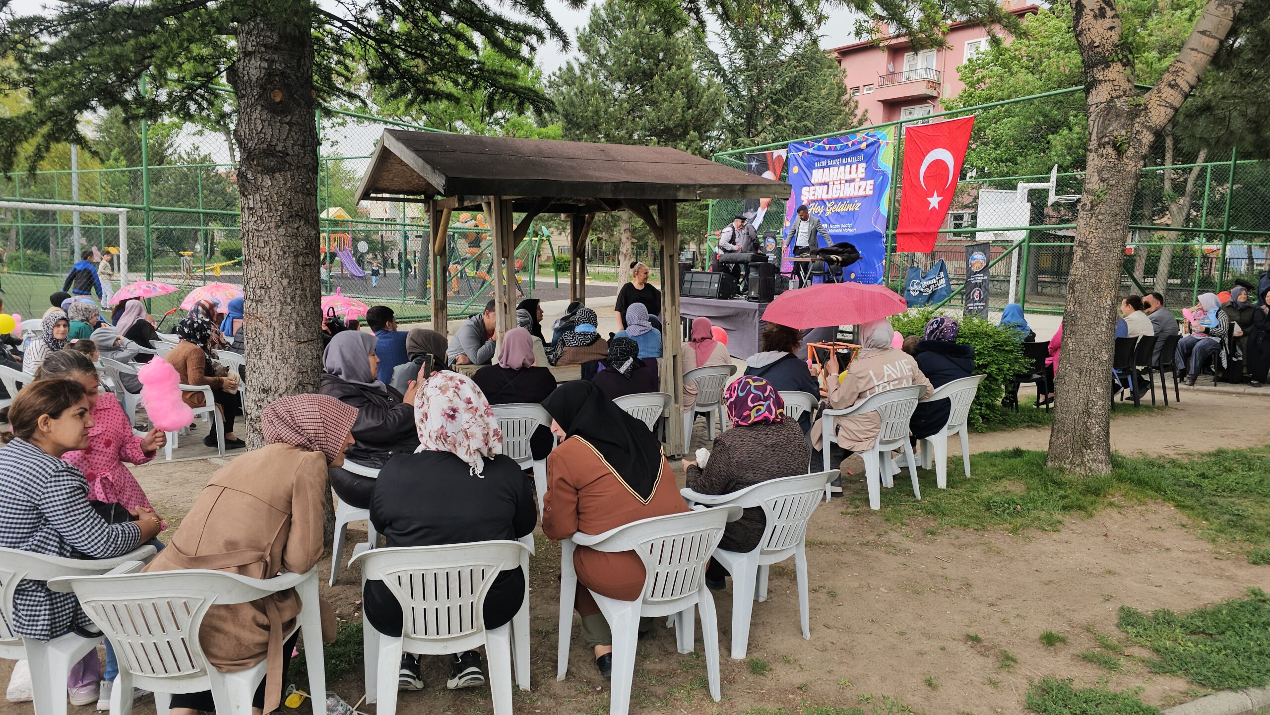 Nazmi Saatçi Mahallesi muhtarı Hasan Sezgin tarafından Anneler Günü’ne özel