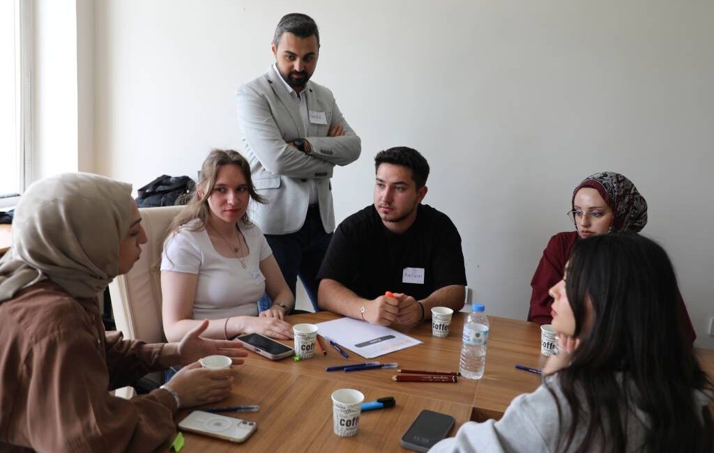 AFSÜ’nün ön lisans, lisans ve lisansüstü programlarında öğrenim gören öğrencileri,