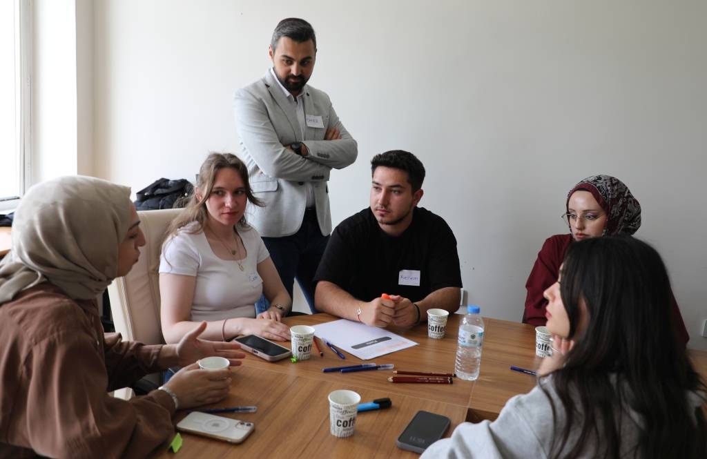 AFSÜ’nün ön lisans, lisans ve lisansüstü programlarında öğrenim gören öğrencileri,