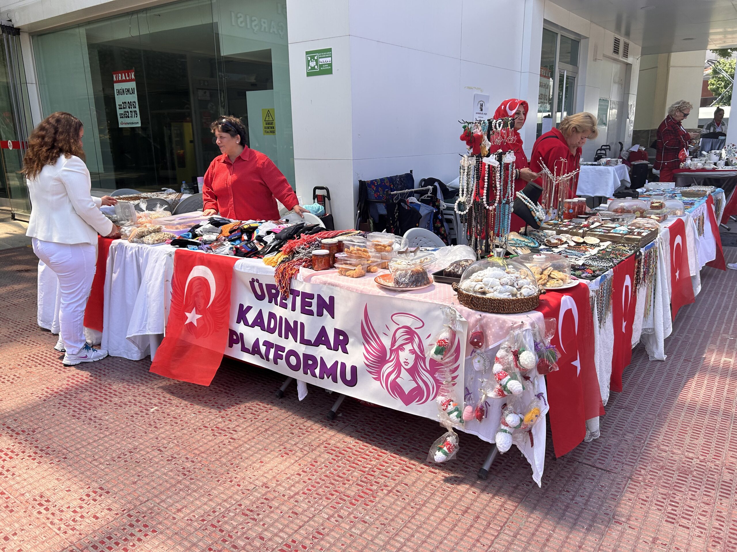 
Eskişehir Üreten Kadınlar Platformu'nda el emeği ürünler yapan kadınlar, açtıkları
