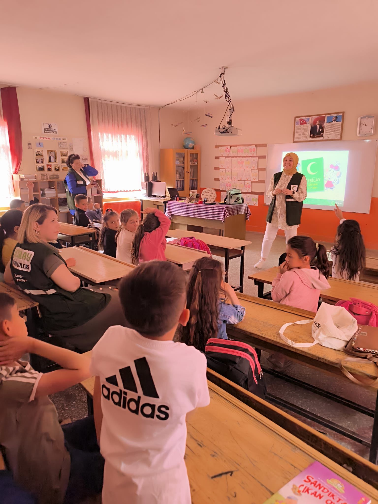 Yeşilay Afyonkarahisar Şubesi Kadınlar Komisyonu tarafından Sandıklı ilçesinde "Hayalimdeki Oyuncak