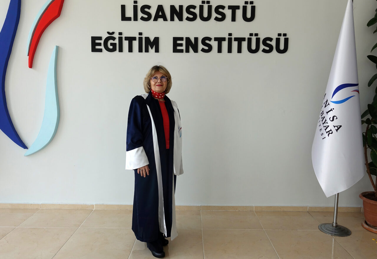 Manisa’da yaşayan 72 yaşındaki Ümmühan Tibet, 40 yıl sonra lisansüstü