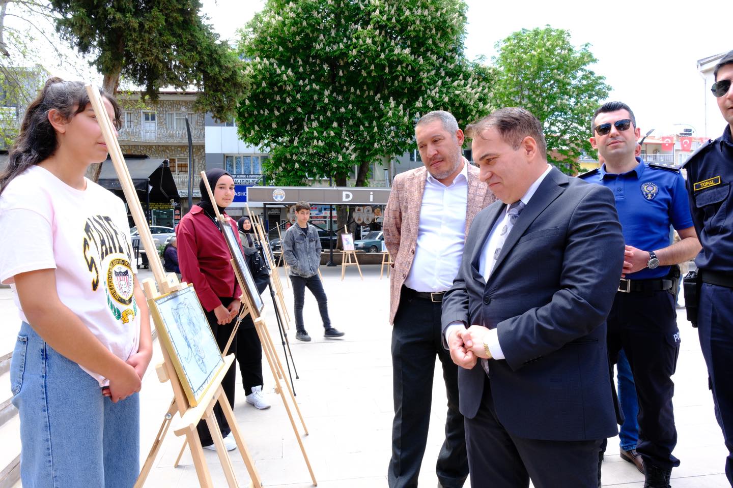 Dinar Uluköy Ortaokulu 5-A Sınıfı öğrencileri tarafından hazırlanan “Aile Her