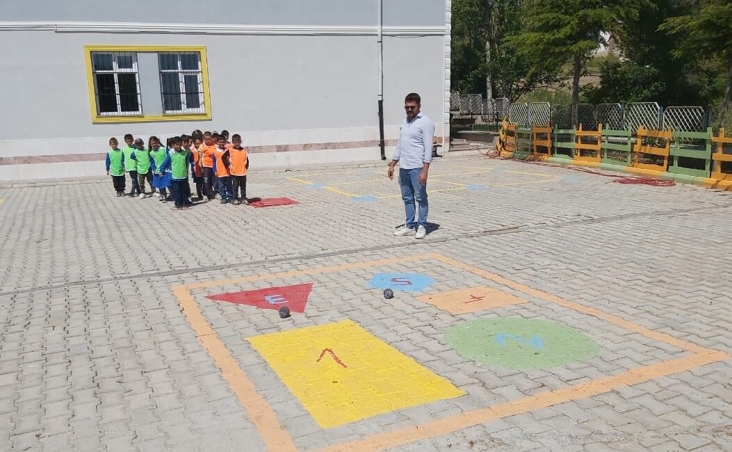 Merkeze bağlı Kızıldağ İlkokulu’nda 26-30 Mayıs tarihleri arasında geleneksel çocuk