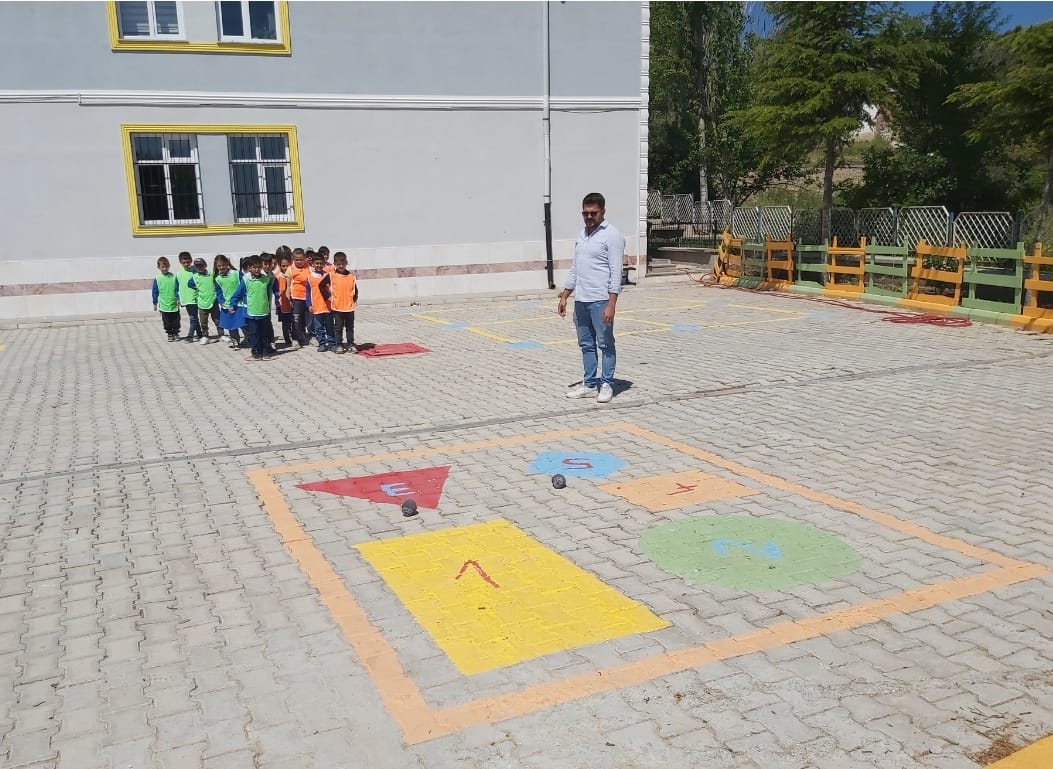 Merkeze bağlı Kızıldağ İlkokulu’nda 26-30 Mayıs tarihleri arasında geleneksel çocuk