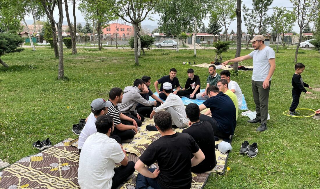 Afyonkarahisar Diyanet Gençlik Merkezi, sınav dönemi öncesinde gençlerin moral ve