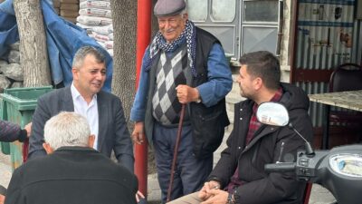 Emirdağ Belediye Başkanı Serkan Koyuncu, ilçe merkezinde vatandaşlarla bir araya