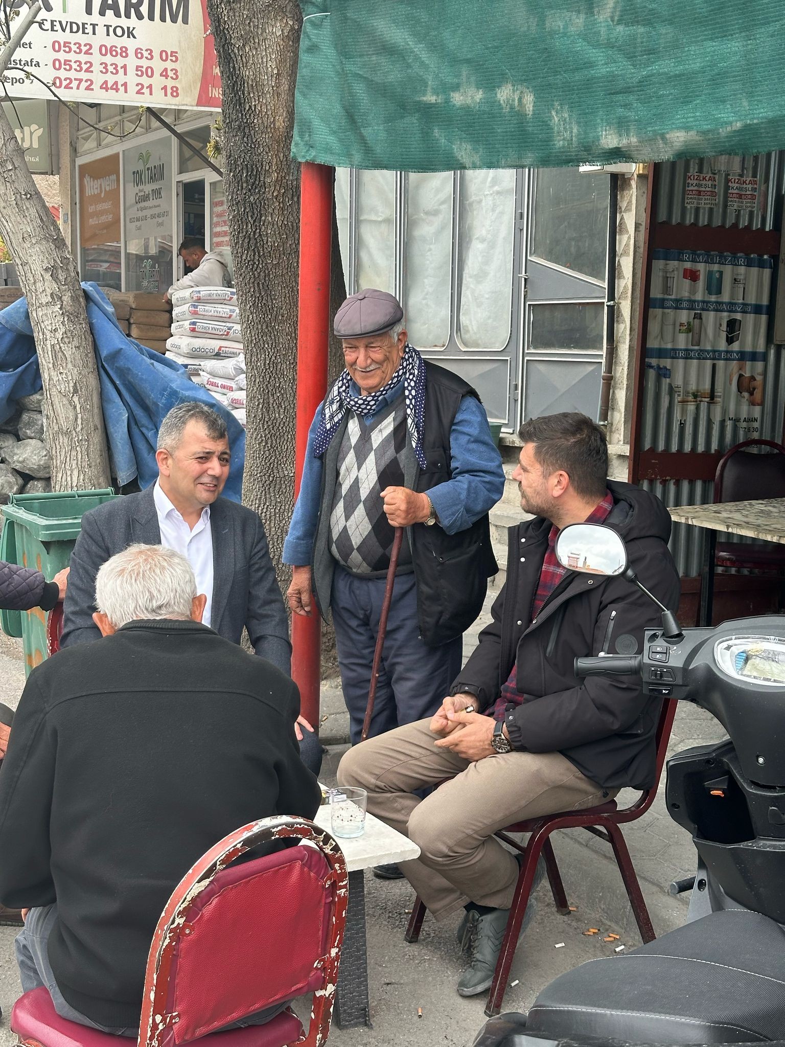 Emirdağ Belediye Başkanı Serkan Koyuncu, ilçe merkezinde vatandaşlarla bir araya